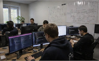 Команда 2Cloud за работой в офисе